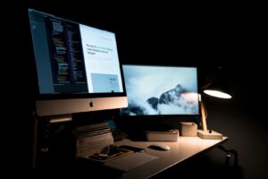 iMac argenté allumé à l'intérieur de la pièce