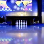 Allée de bowling avec quilles écran coloré et surface brillante