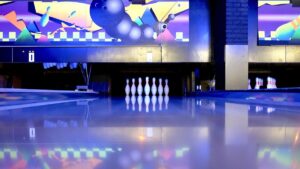 Allée de bowling avec quilles écran coloré et surface brillante