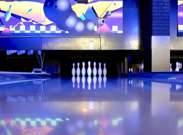 Allée de bowling avec quilles écran coloré et surface brillante