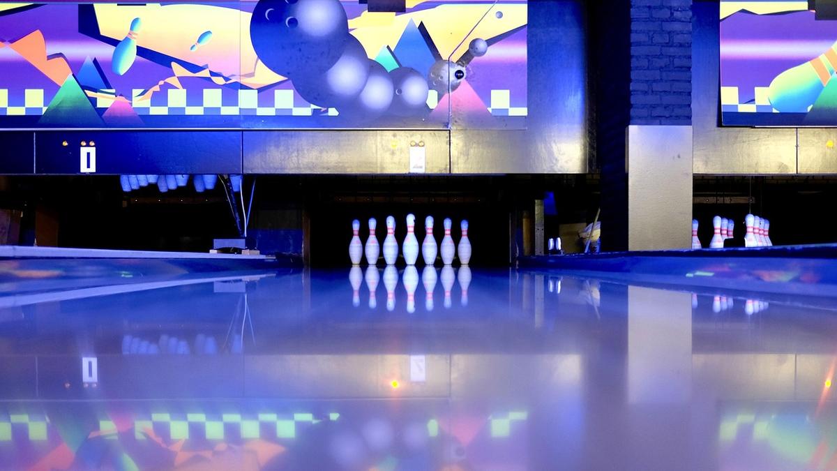 Allée de bowling avec quilles écran coloré et surface brillante