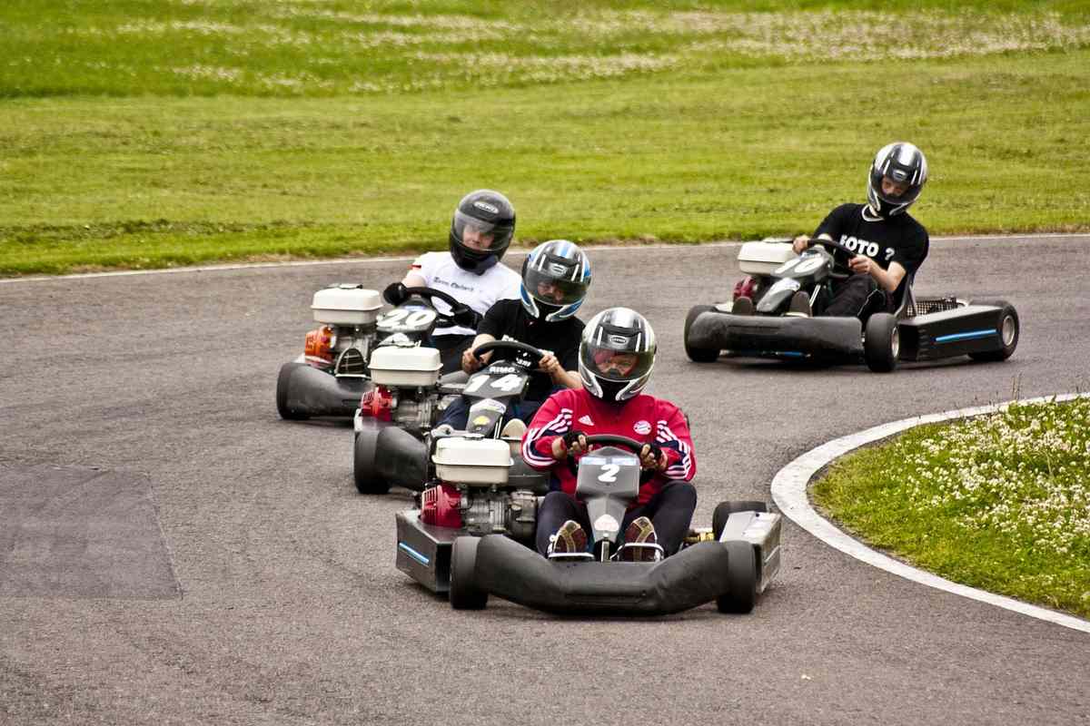 Karting sur une piste avec des gens Karting sur une piste avec des gens
