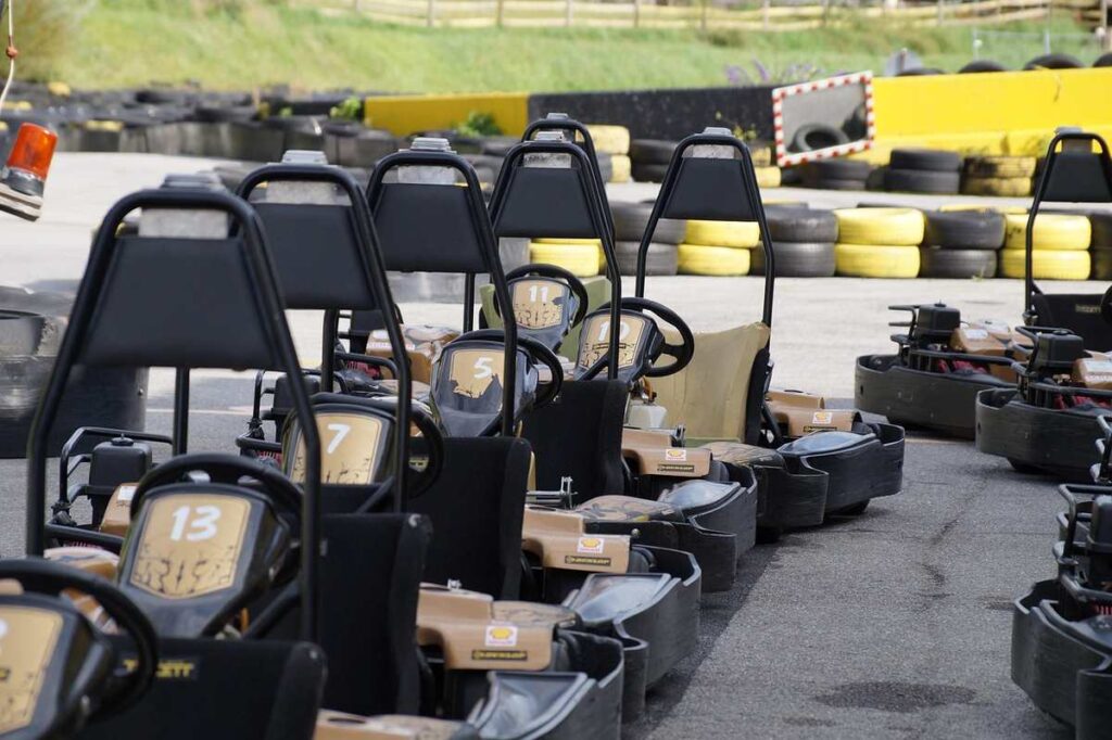 Des karting noirs alignés sur piste, prêts à être pilotés