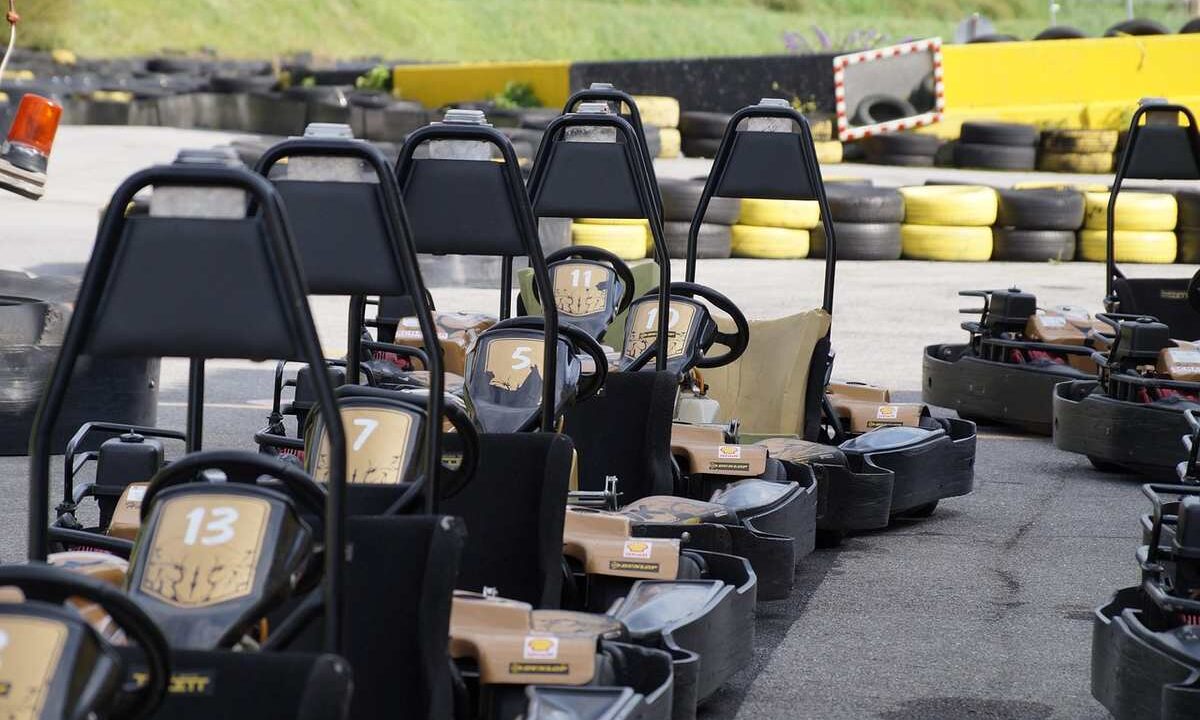 Des karting noirs alignés sur piste, prêts à être pilotés