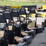 Des karting noirs alignés sur piste, prêts à être pilotés