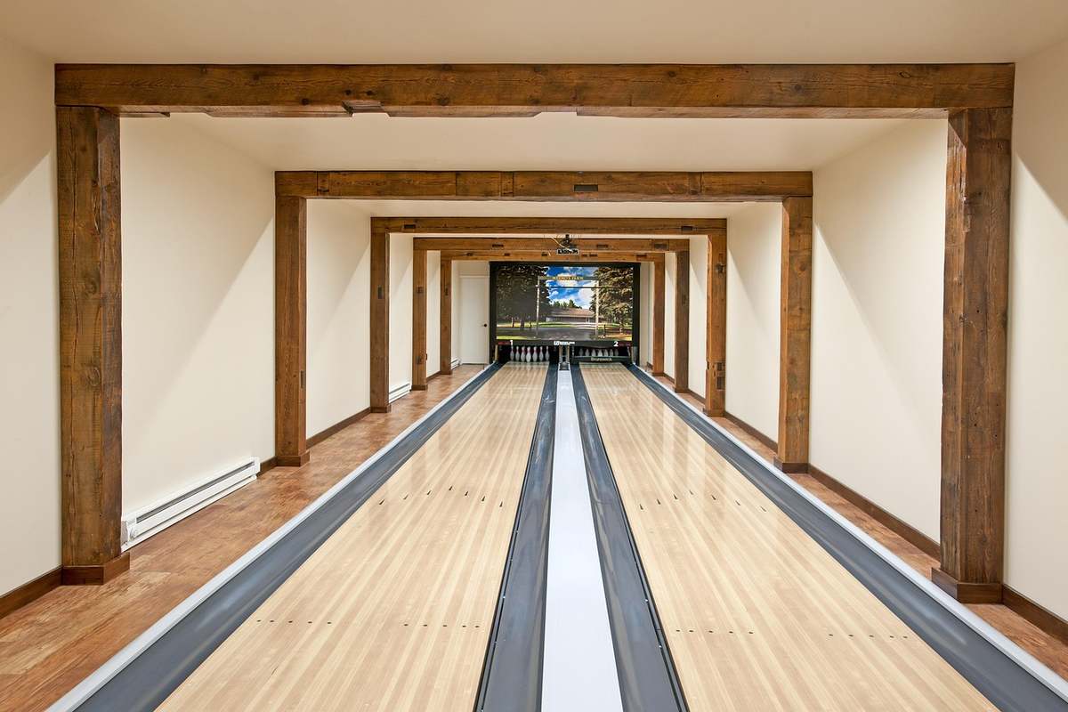 Piste de bowling dans une salle de jeux Piste de bowling dans une salle de jeux